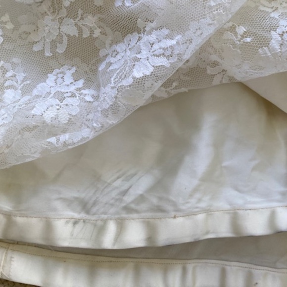 Vintage Ivory Lace Wedding Gown - Picture 15 of 16